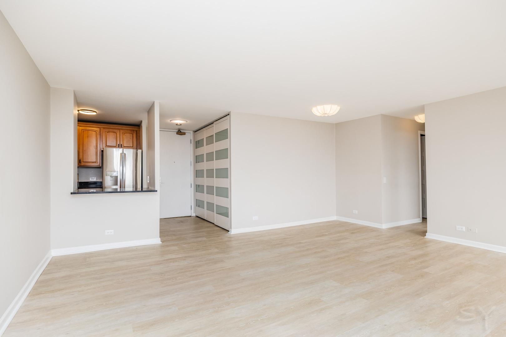4343 N Clarendon Avenue Unit: 2016