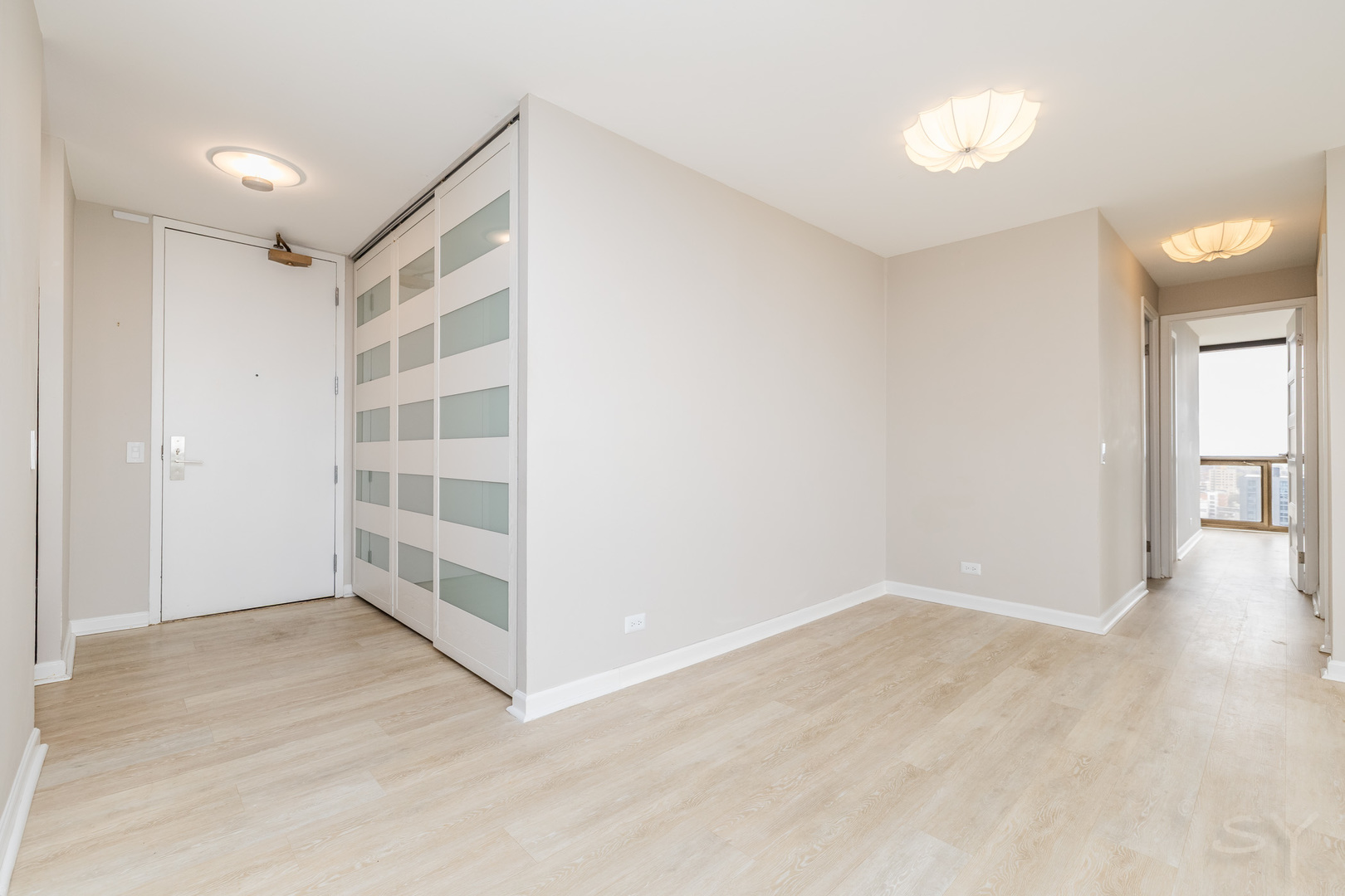 4343 N Clarendon Avenue Unit: 2016