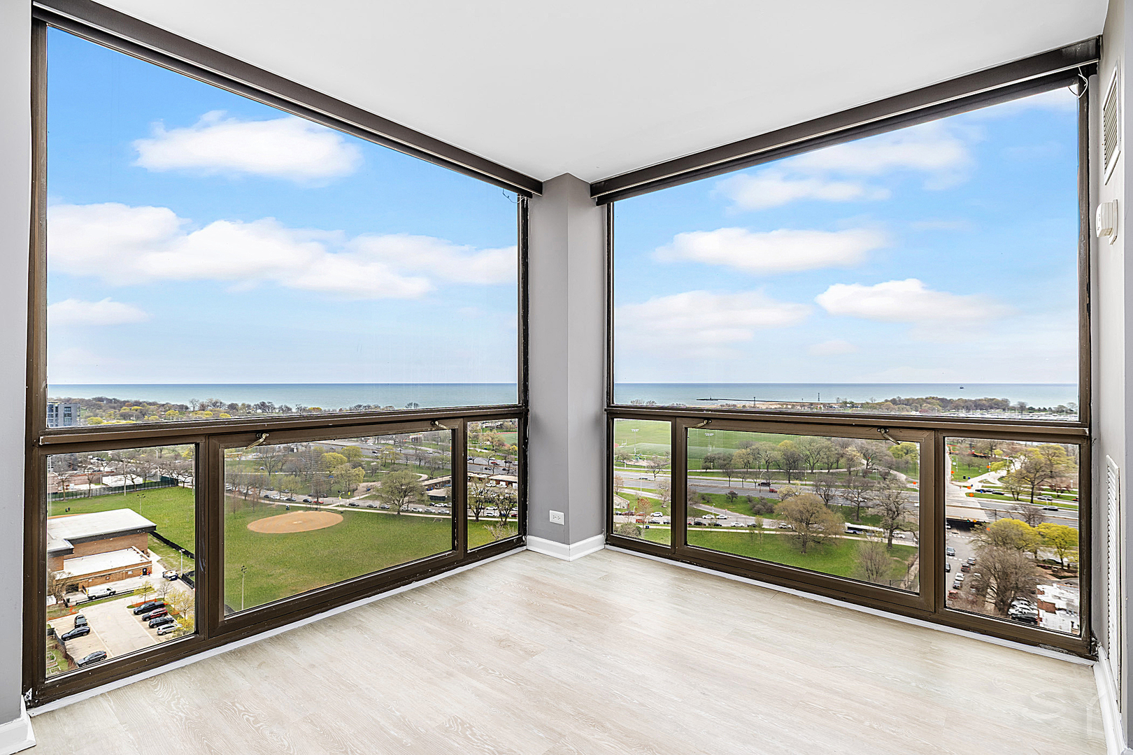 4343 N Clarendon Avenue Unit: 2016