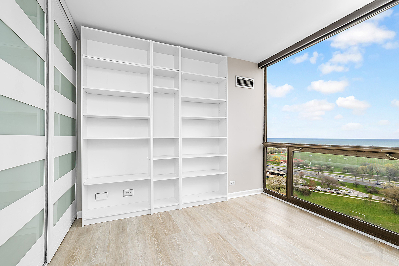 4343 N Clarendon Avenue Unit: 2016