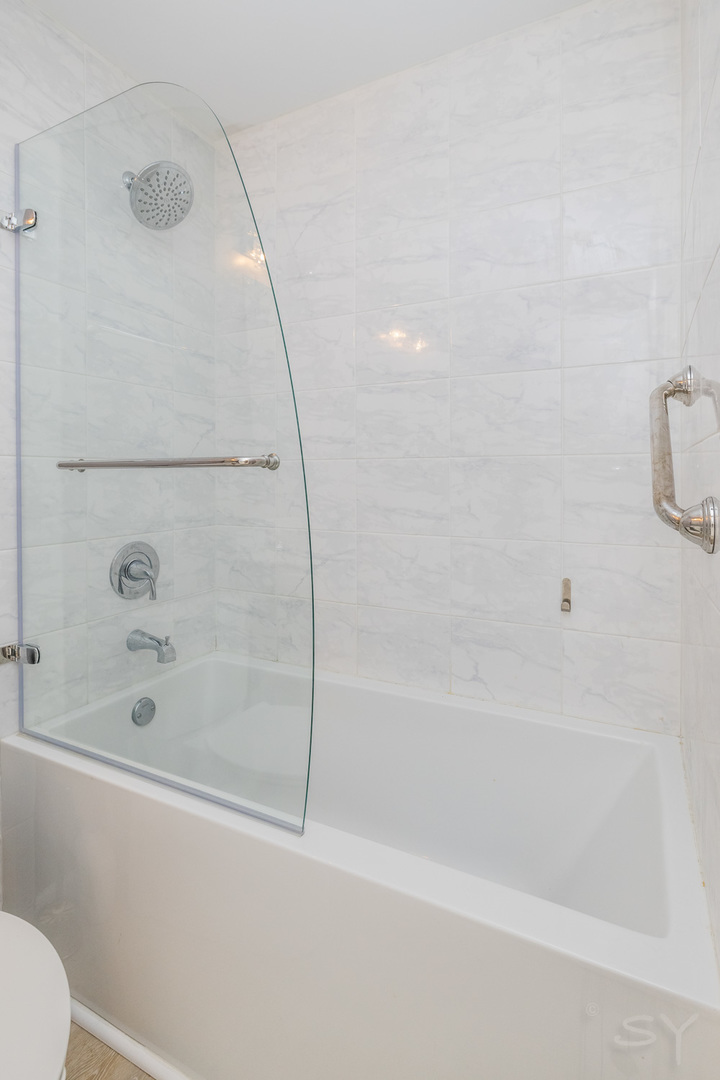 4343 N Clarendon Avenue Unit: 2016