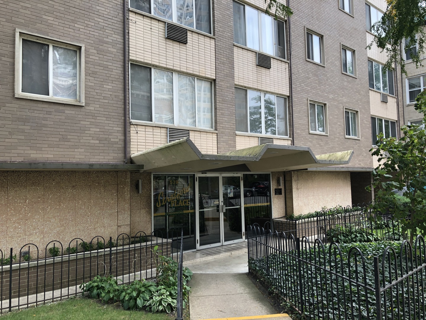539 W Stratford Place Unit: 302
