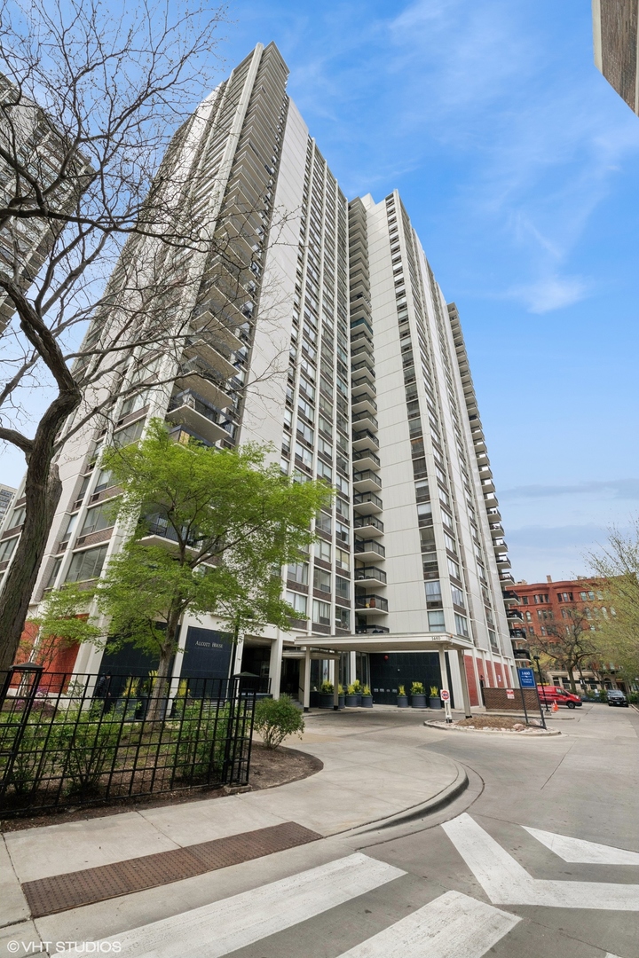 1460 N Sandburg Terrace Unit: 2608A