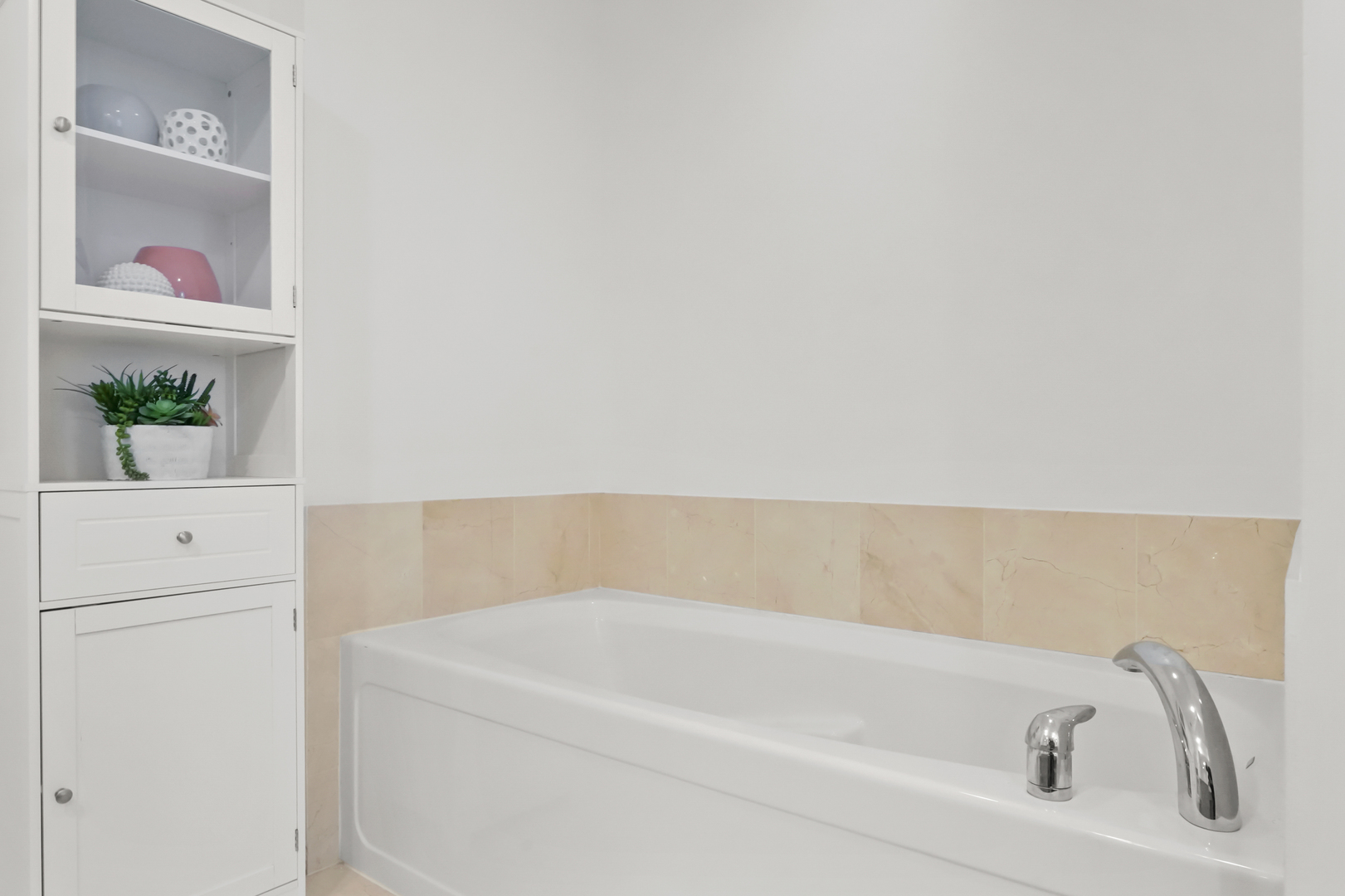 240 E ILLINOIS Street Unit: 307
