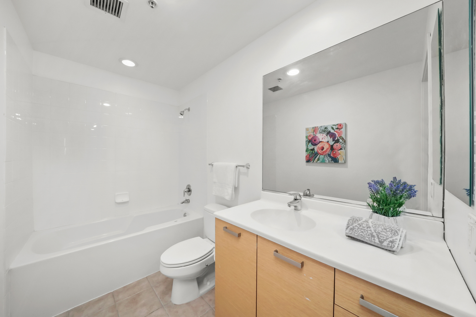 240 E ILLINOIS Street Unit: 307