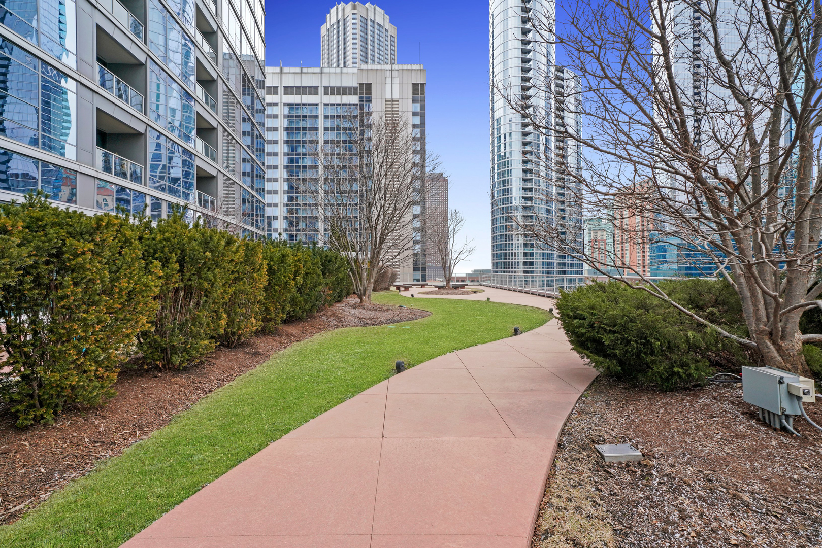 240 E ILLINOIS Street Unit: 307