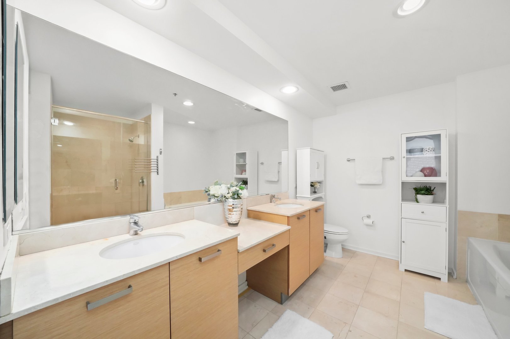 240 E ILLINOIS Street Unit: 307
