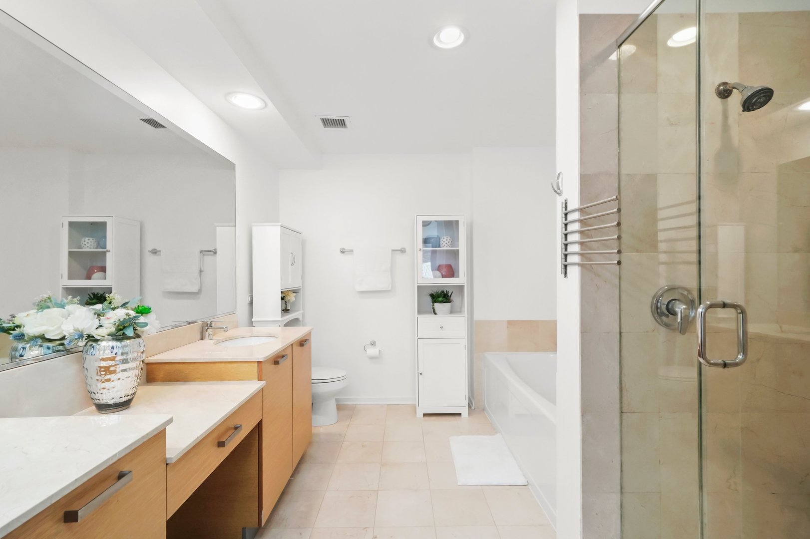240 E ILLINOIS Street Unit: 307
