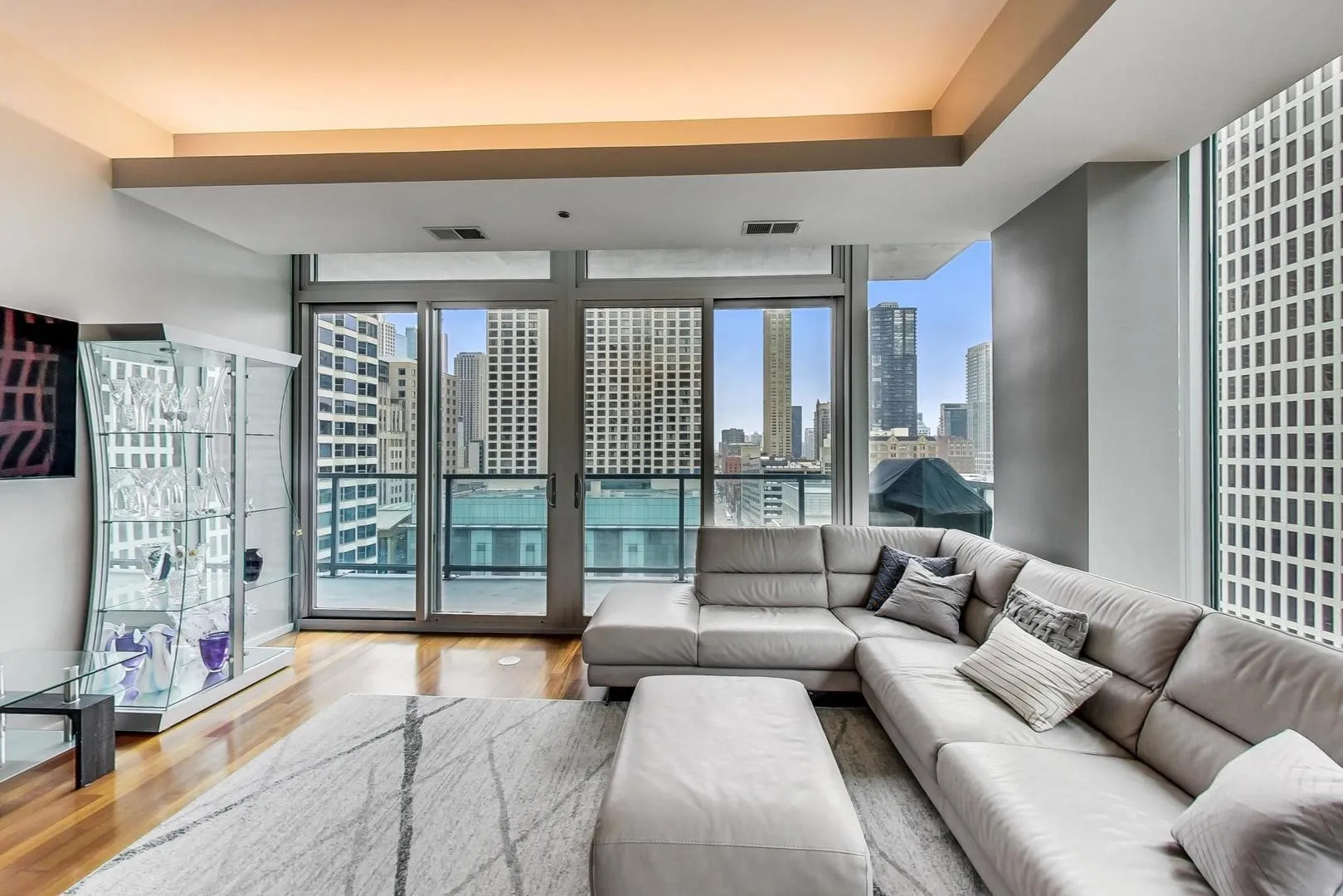 550 N Saint Clair Street Unit: 1408