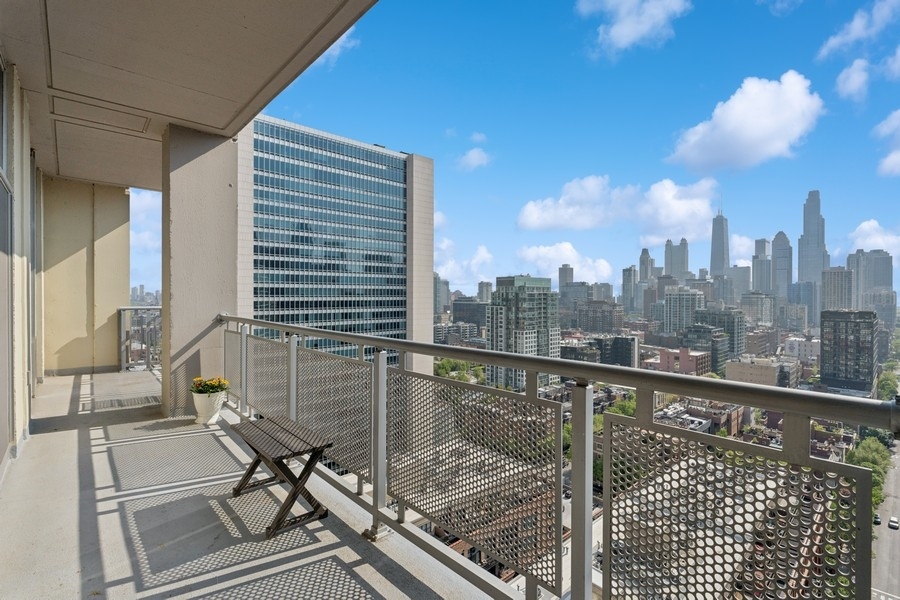 700 N Larrabee Street Unit: 1908