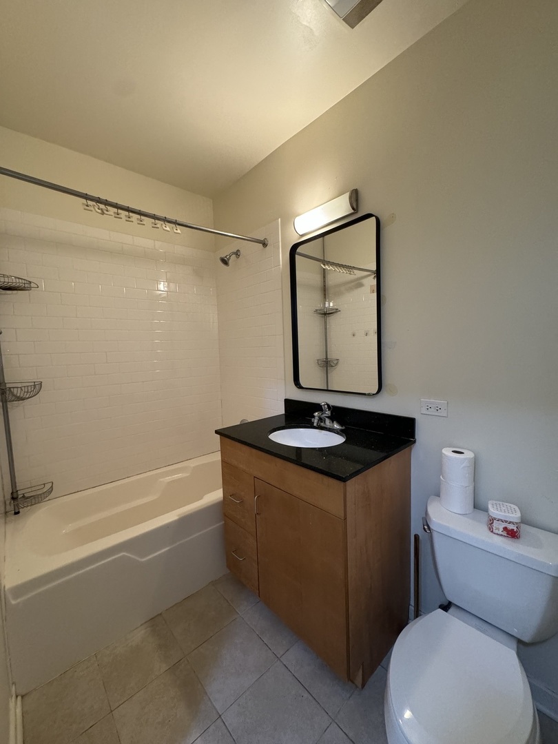 1155 W Roosevelt Road Unit: 204