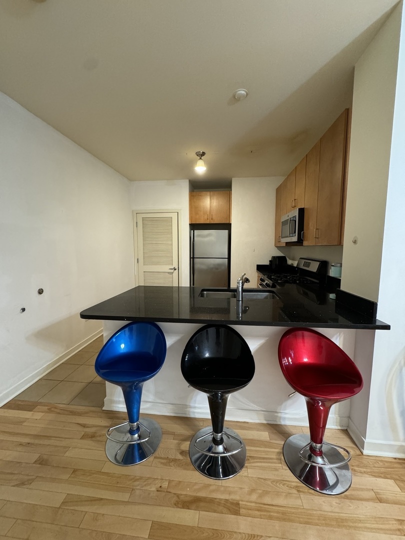 1155 W Roosevelt Road Unit: 204