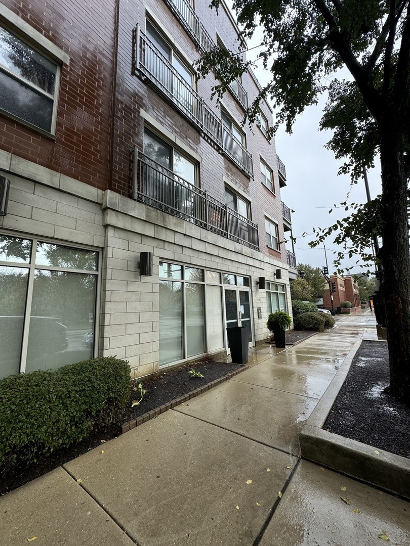 1155 W Roosevelt Road Unit: 204