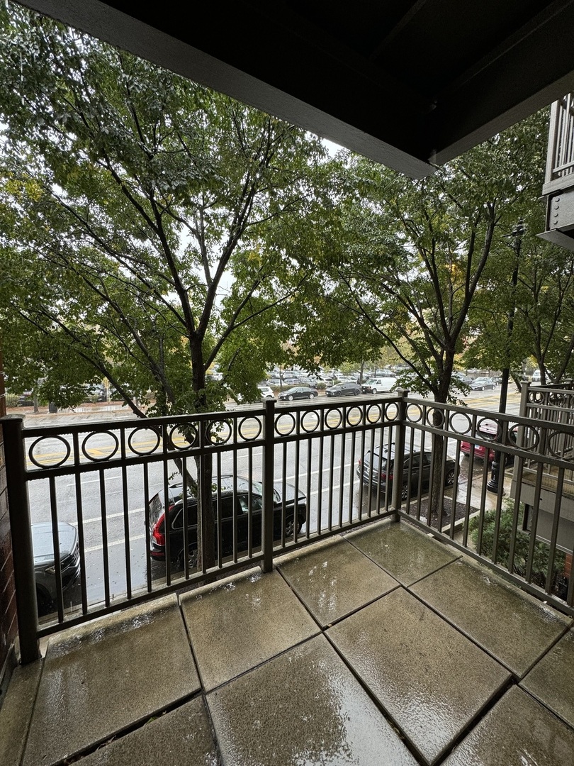 1155 W Roosevelt Road Unit: 204