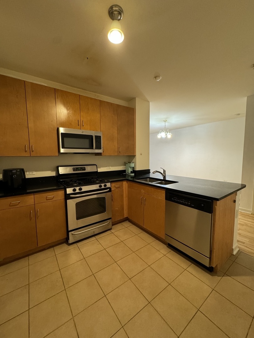 1155 W Roosevelt Road Unit: 204