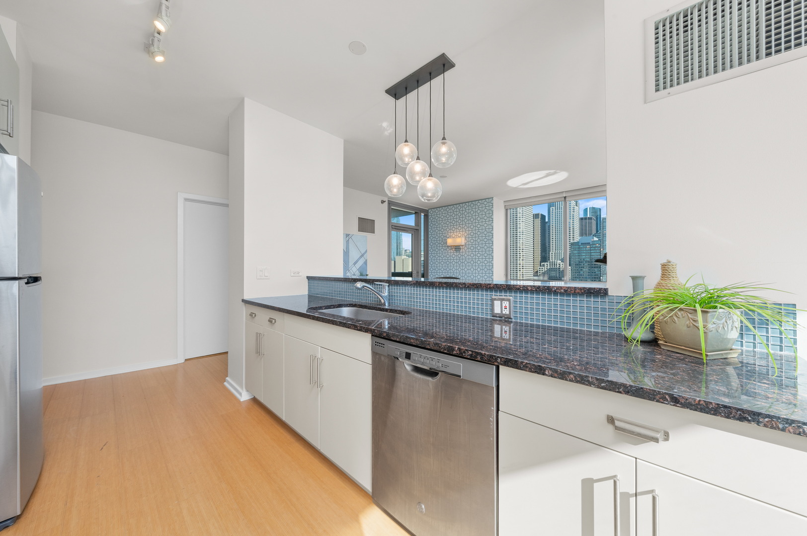 125 S GREEN Street Unit: 1006A