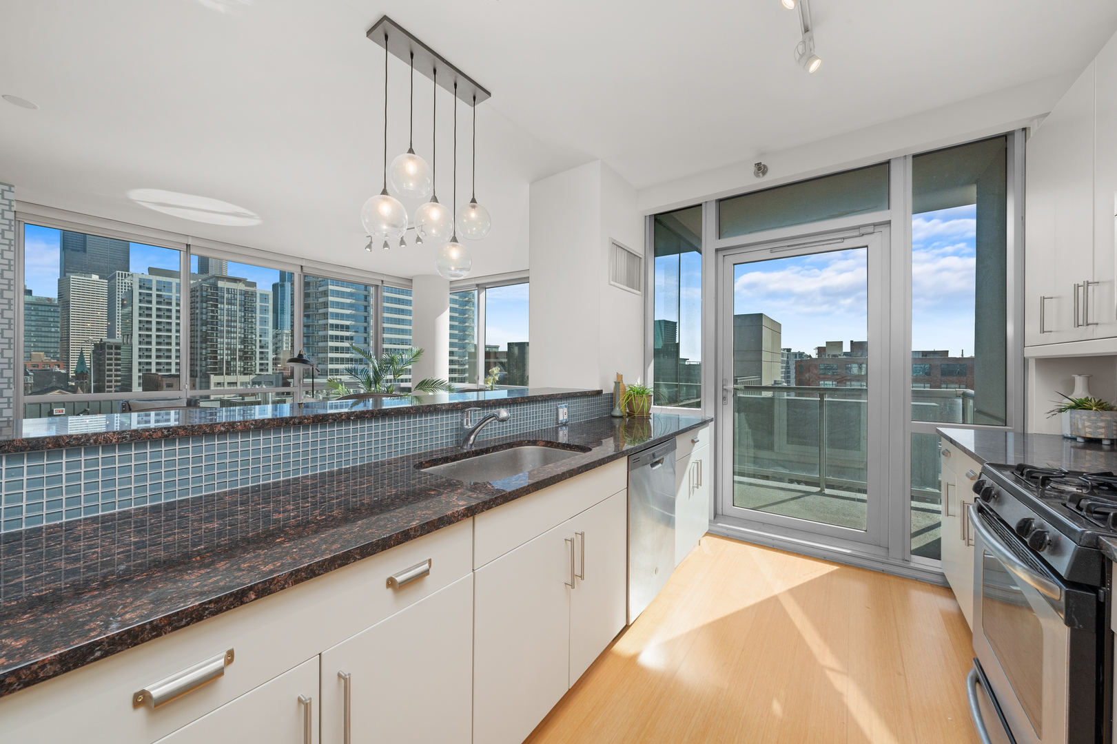125 S GREEN Street Unit: 1006A