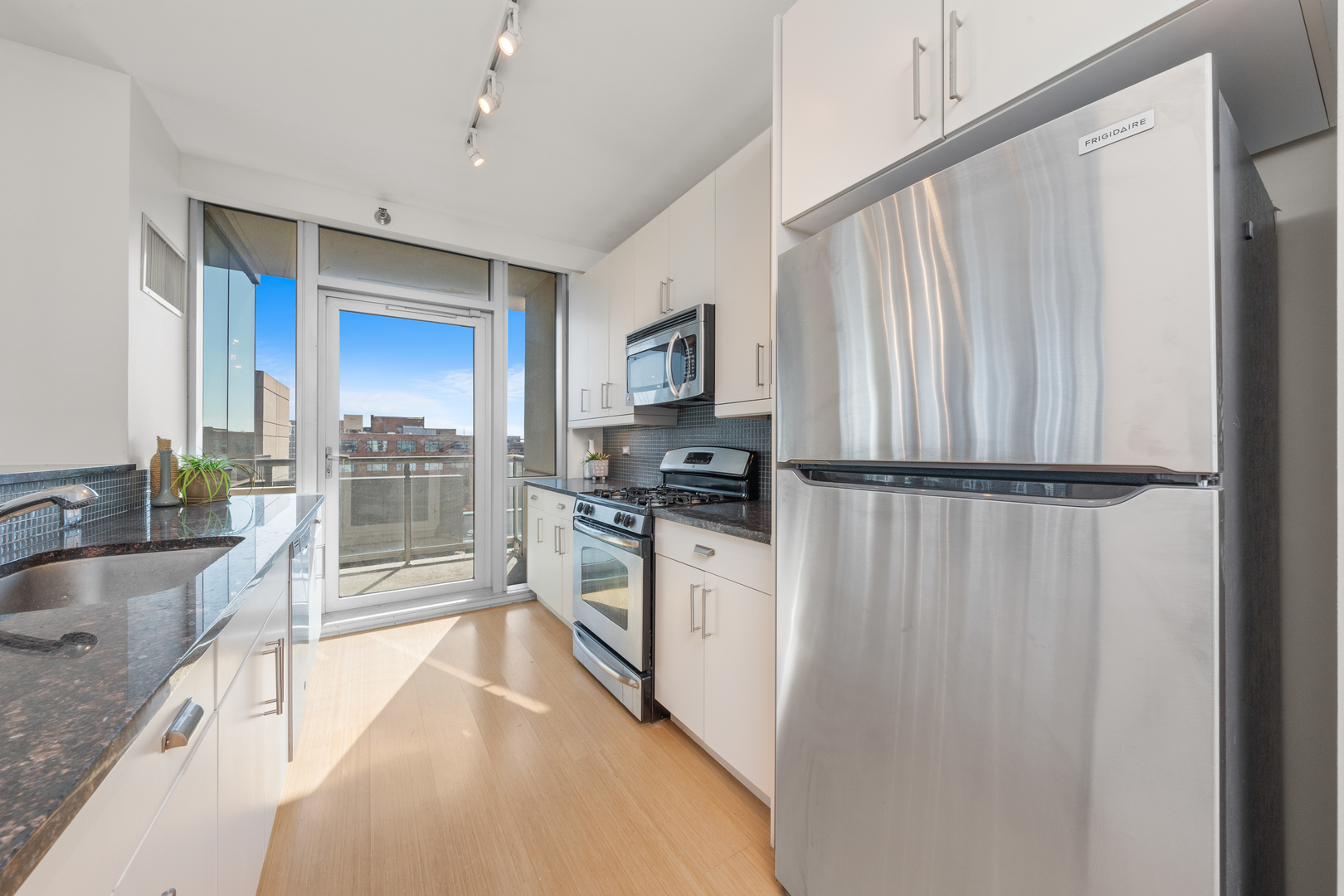 125 S GREEN Street Unit: 1006A
