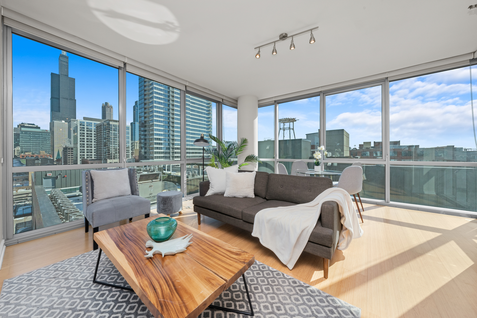 125 S GREEN Street Unit: 1006A