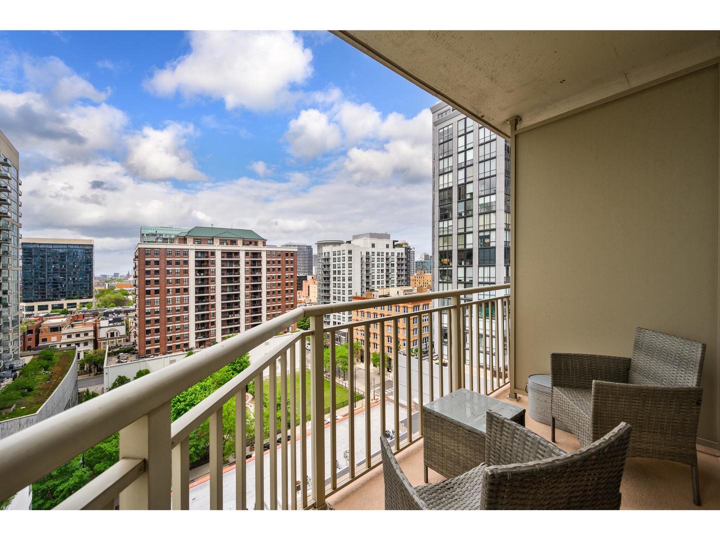 645 N KINGSBURY Street Unit: 1307