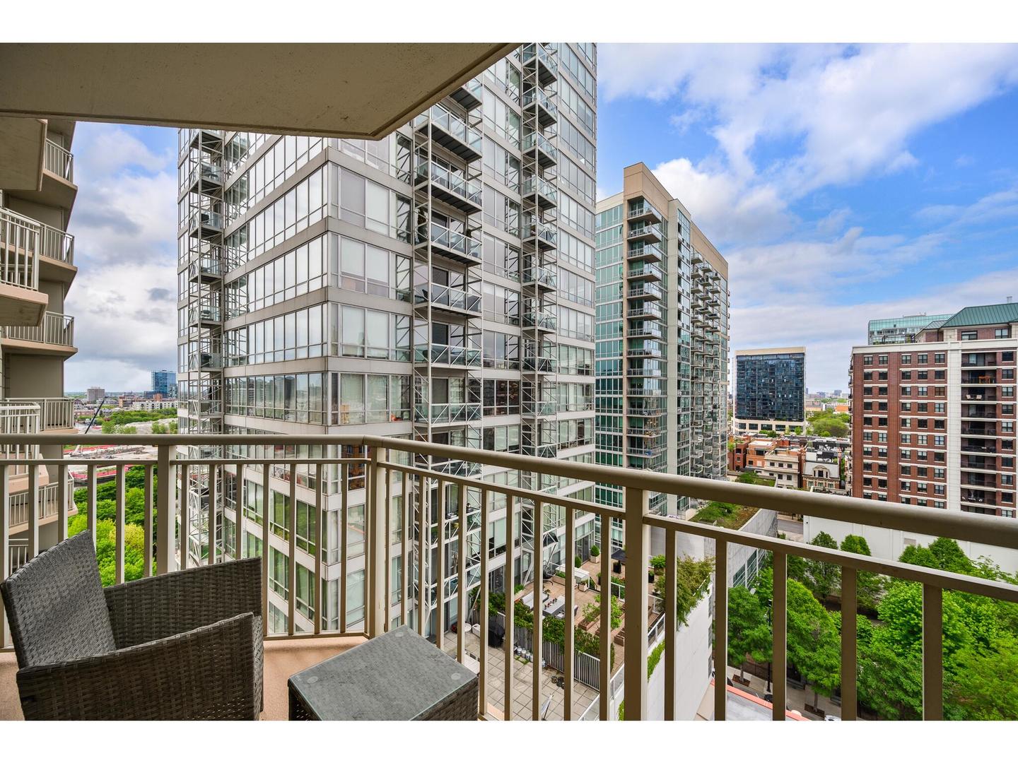 645 N KINGSBURY Street Unit: 1307
