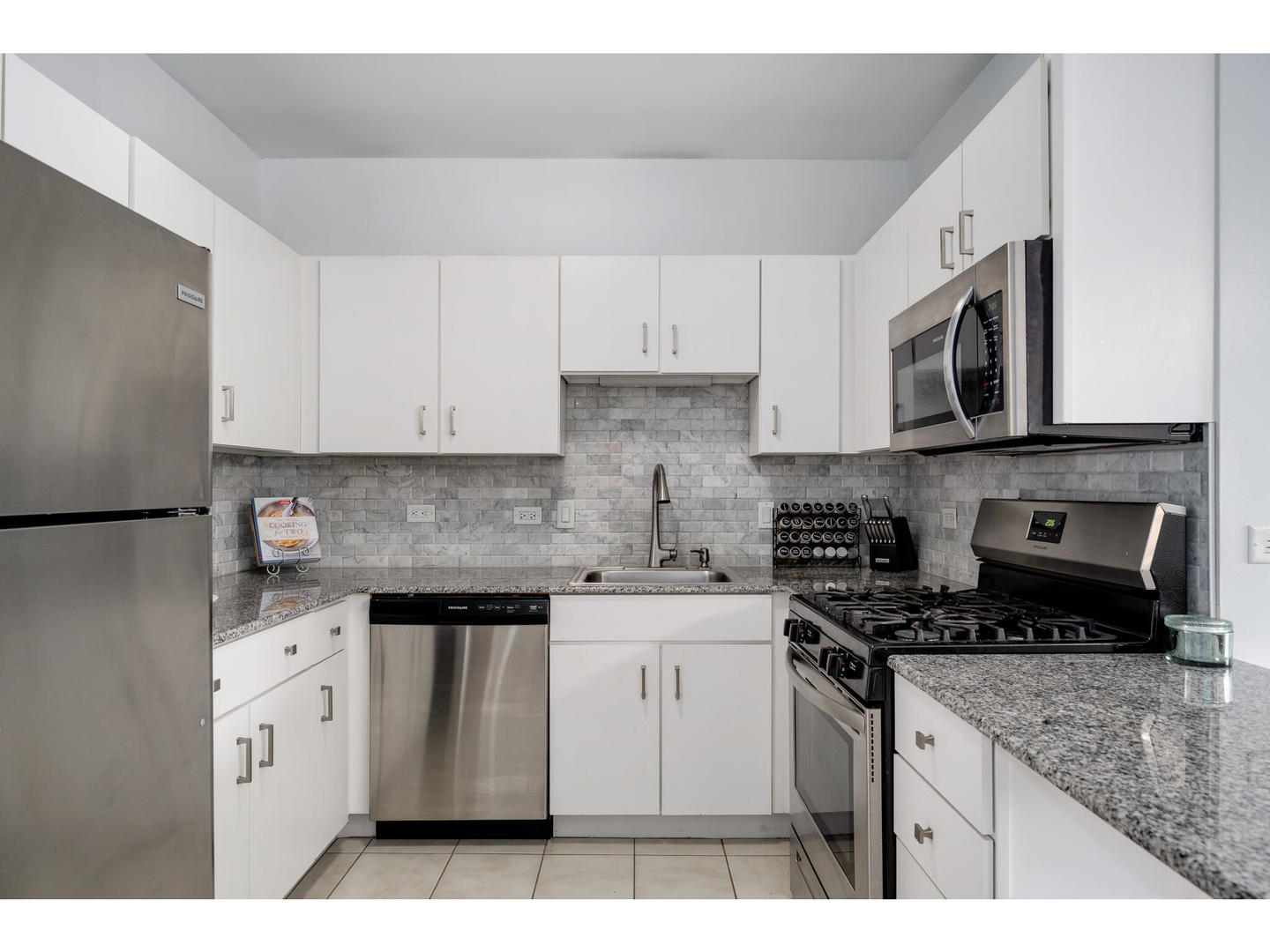 645 N KINGSBURY Street Unit: 1307