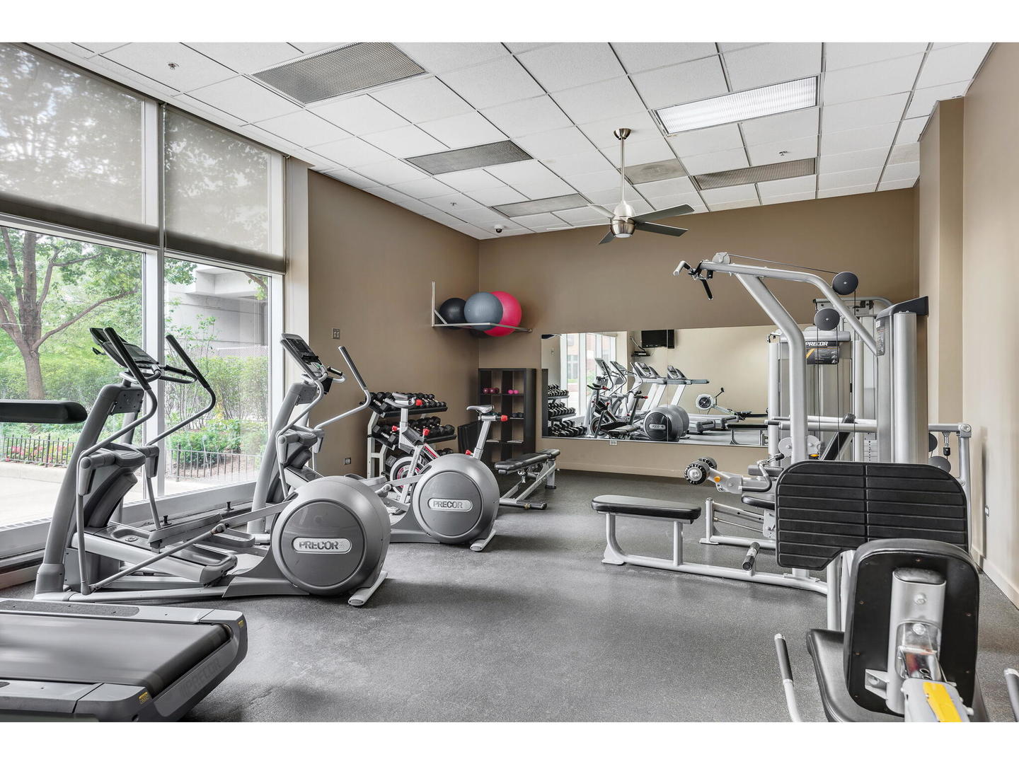 645 N KINGSBURY Street Unit: 1307