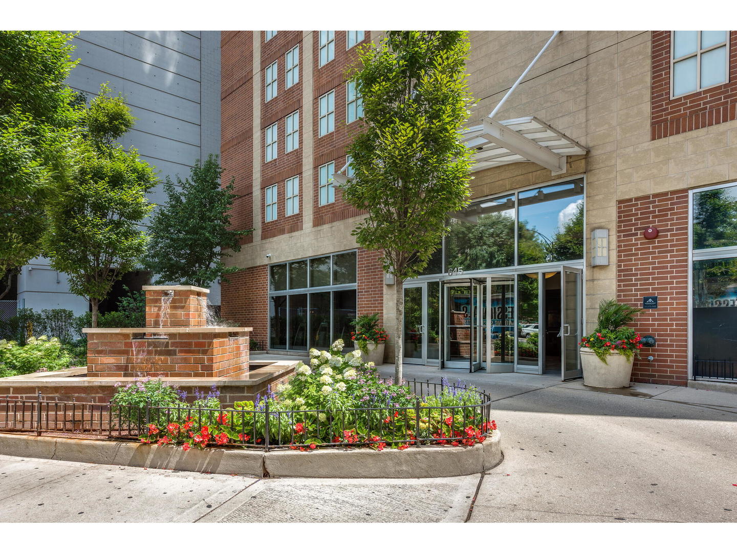 645 N KINGSBURY Street Unit: 1307