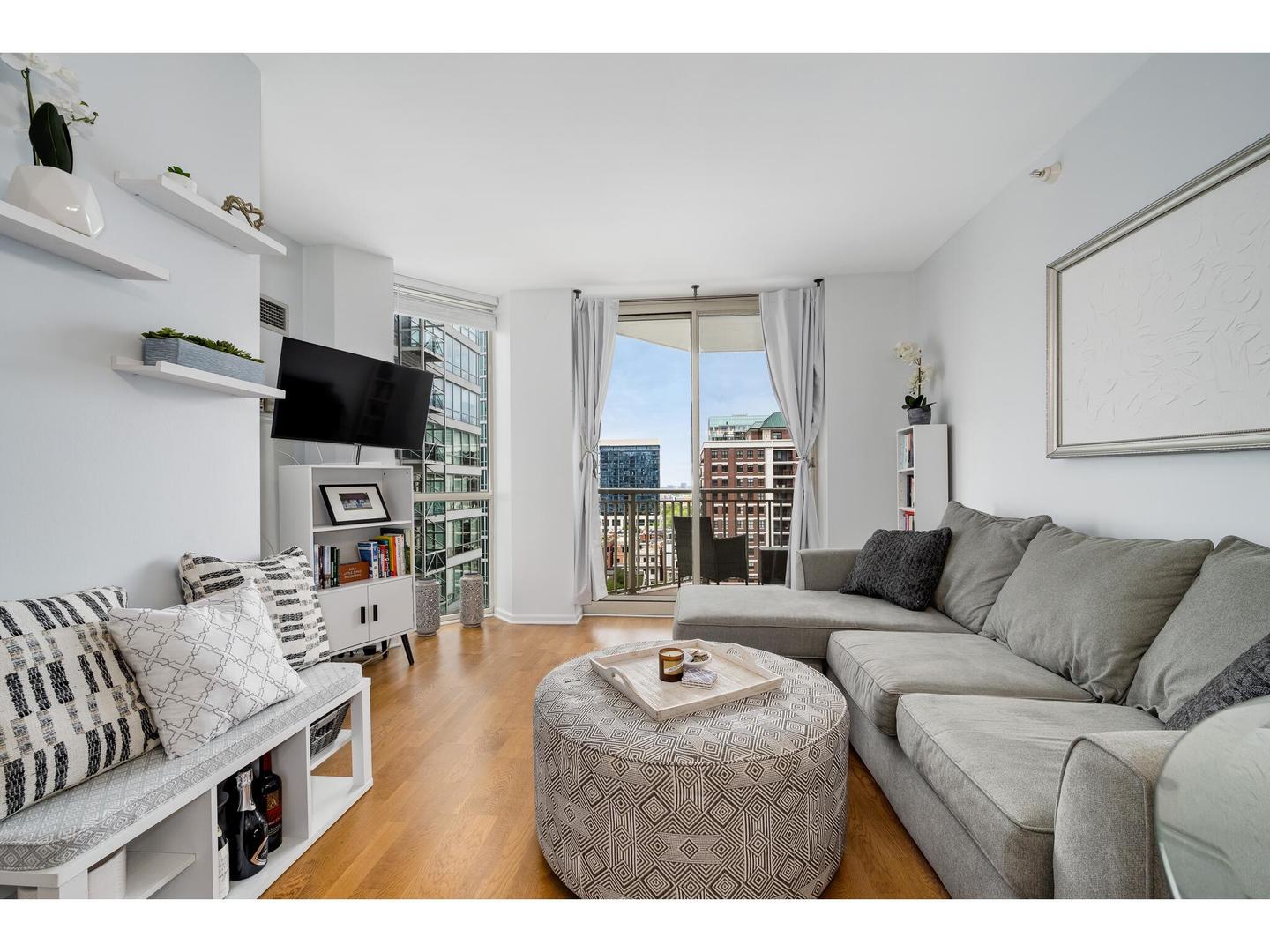 645 N KINGSBURY Street Unit: 1307