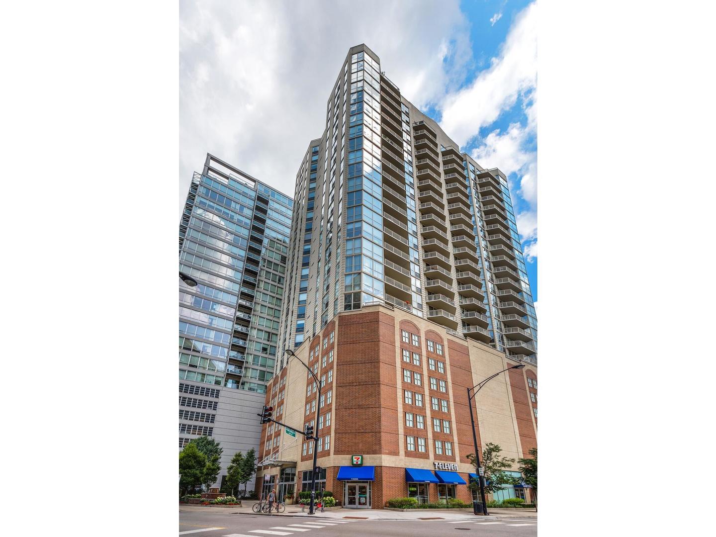 645 N KINGSBURY Street Unit: 1307