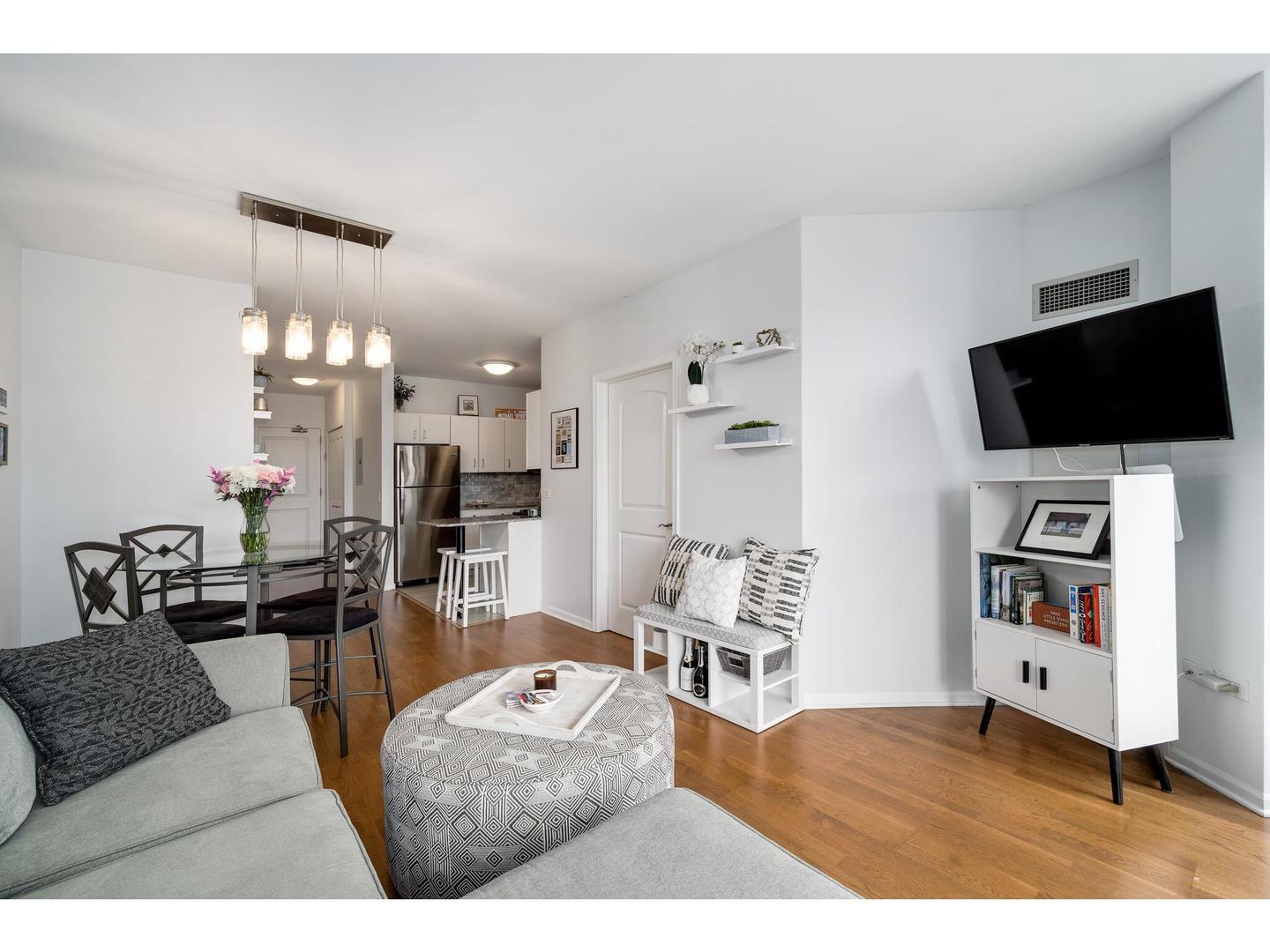 645 N KINGSBURY Street Unit: 1307