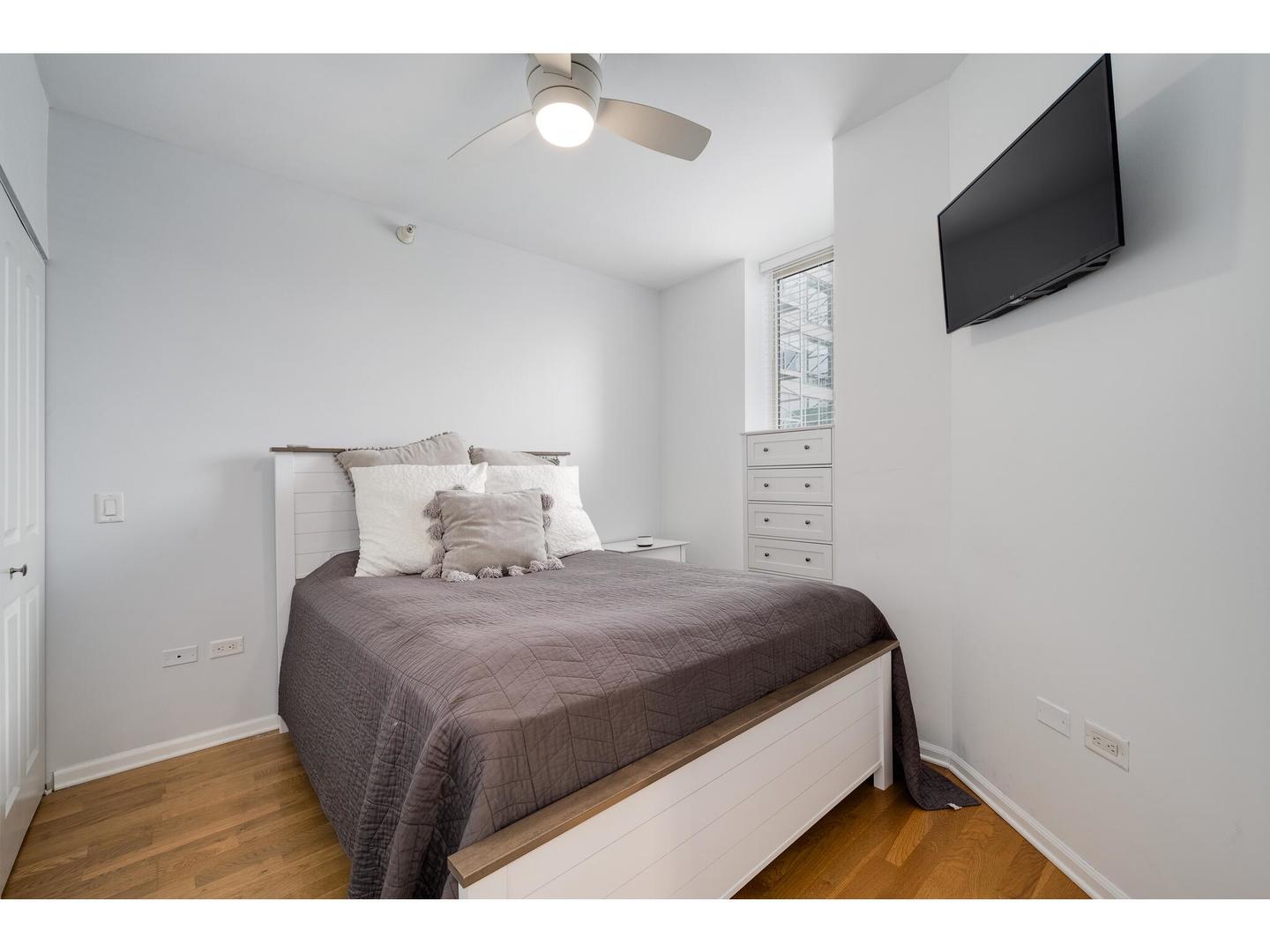 645 N KINGSBURY Street Unit: 1307