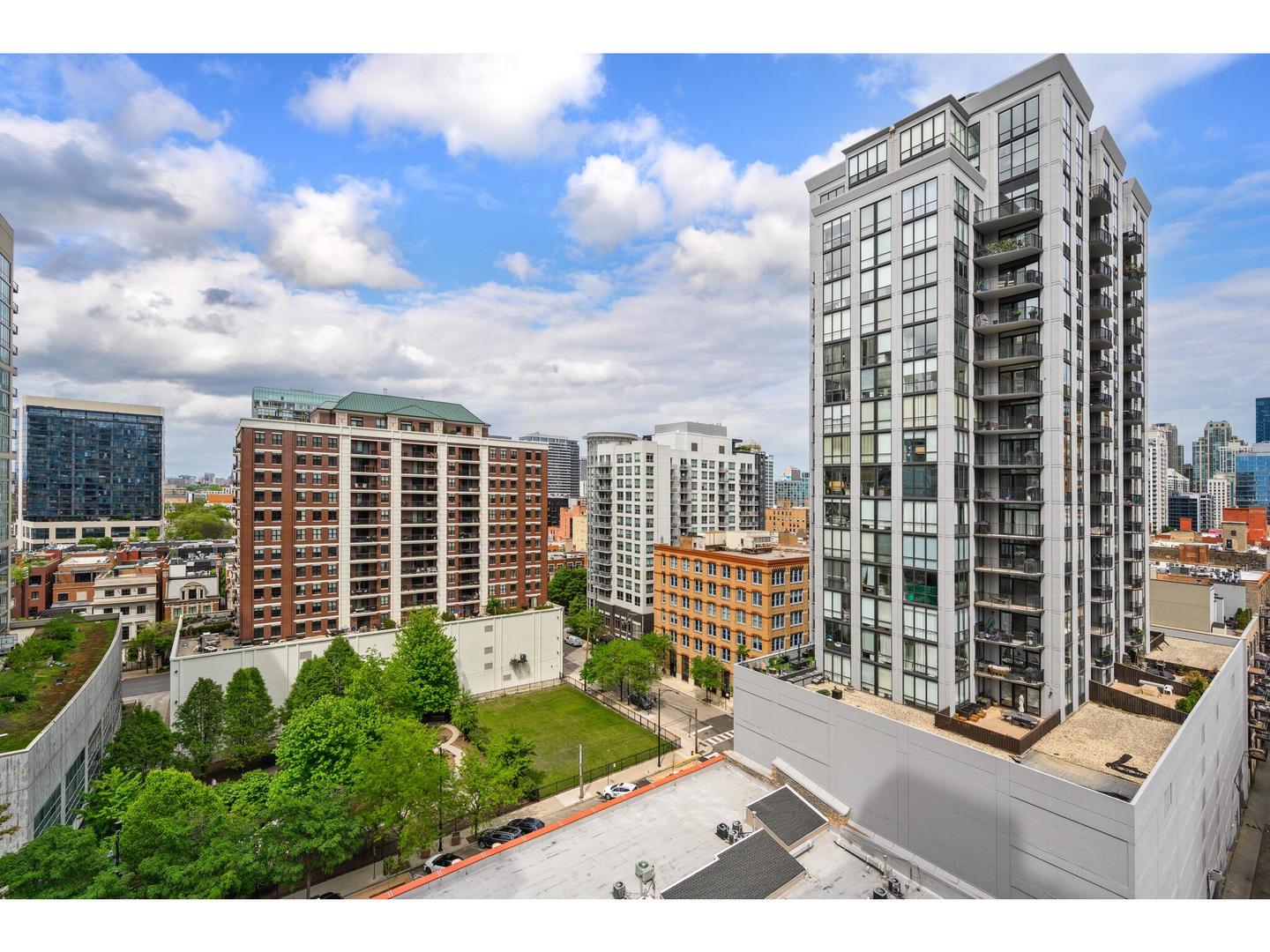 645 N KINGSBURY Street Unit: 1307