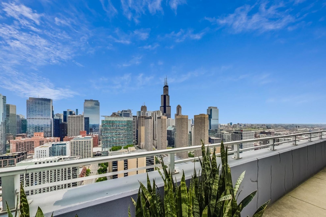 737 W WASHINGTON Boulevard Unit: 2702