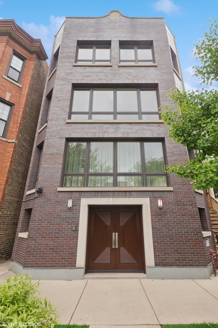 3635 N PAULINA Street