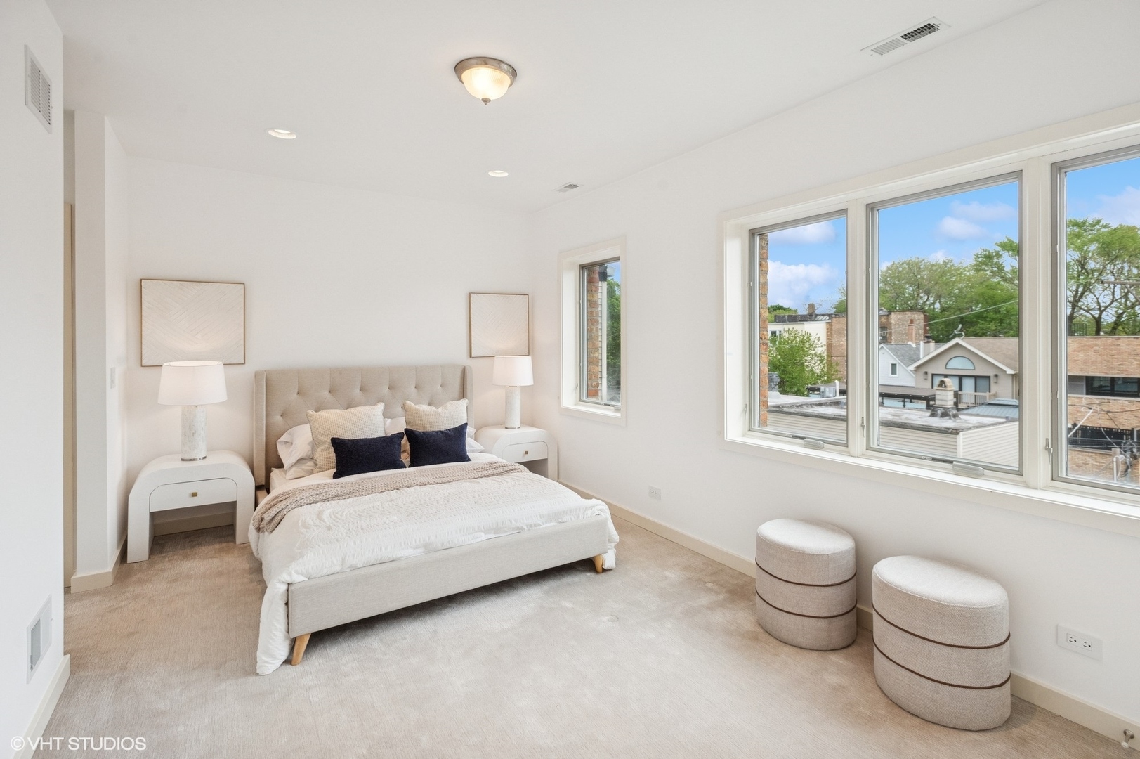 3635 N PAULINA Street