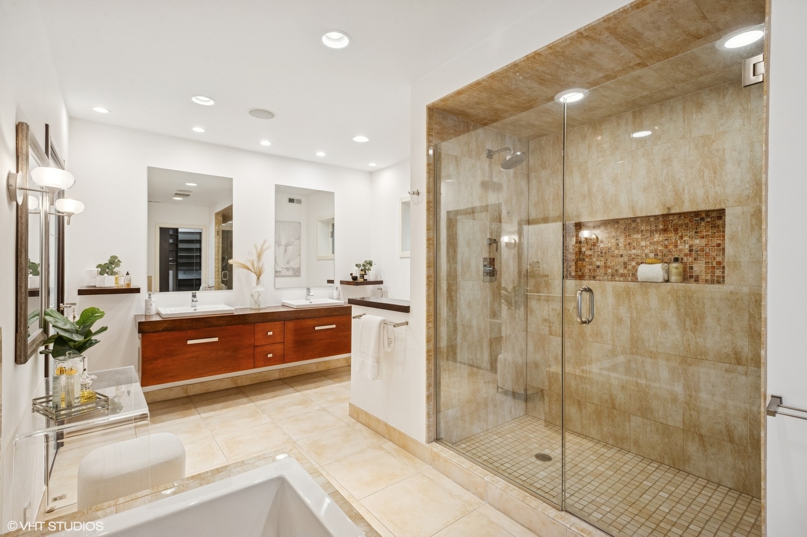 3635 N PAULINA Street