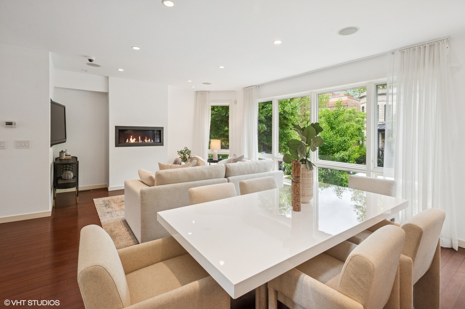 3635 N PAULINA Street