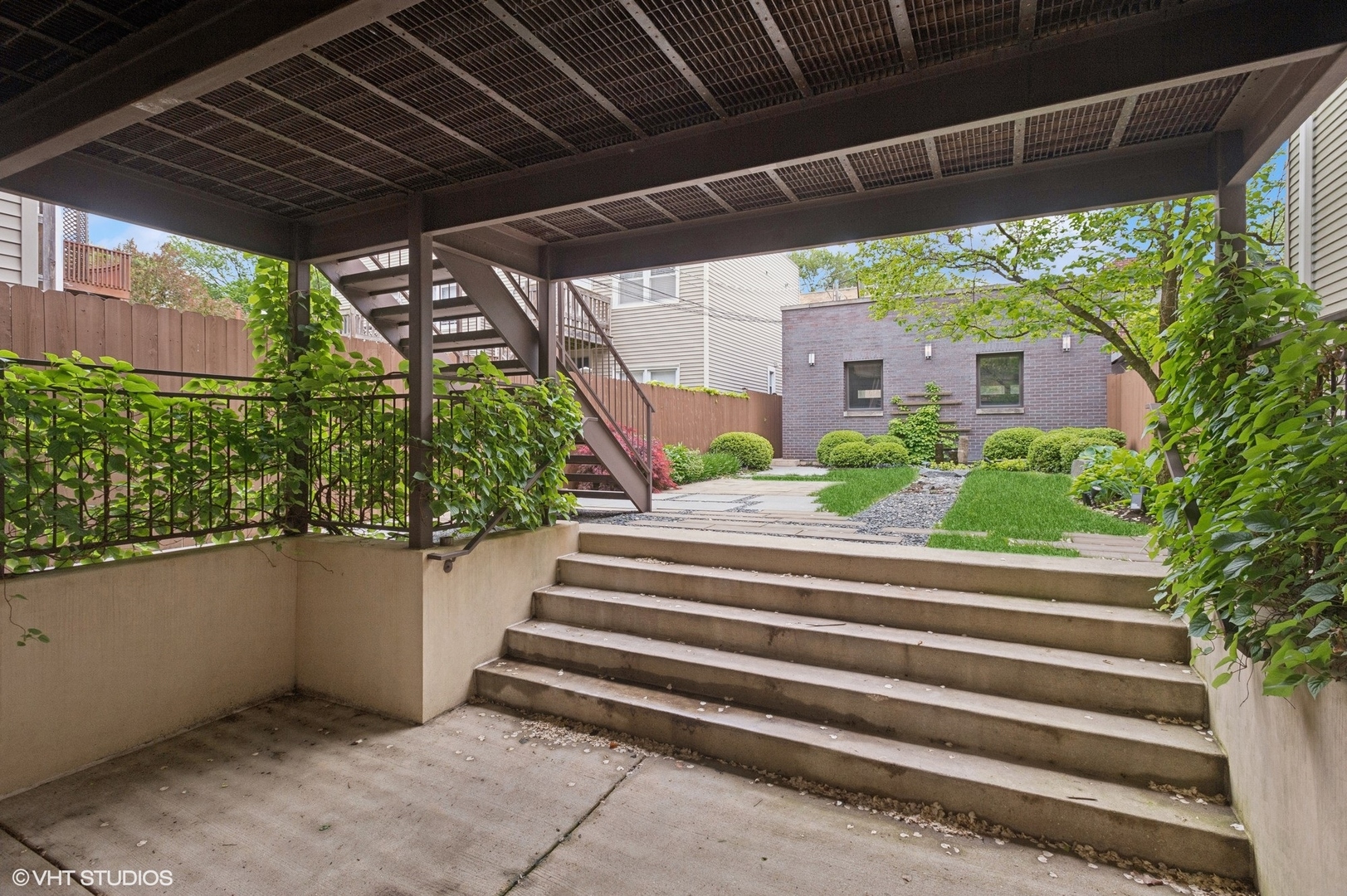 3635 N PAULINA Street