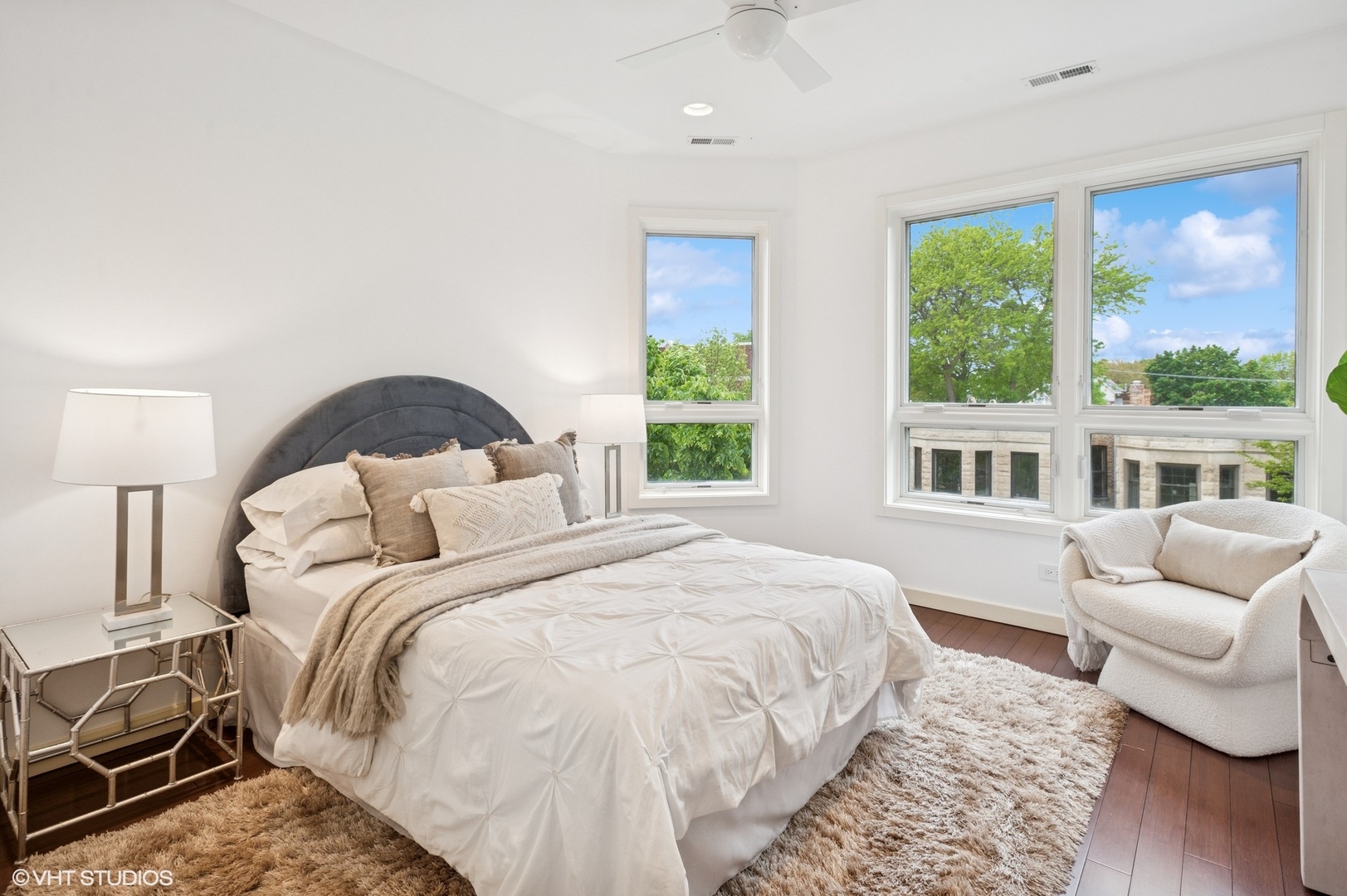 3635 N PAULINA Street