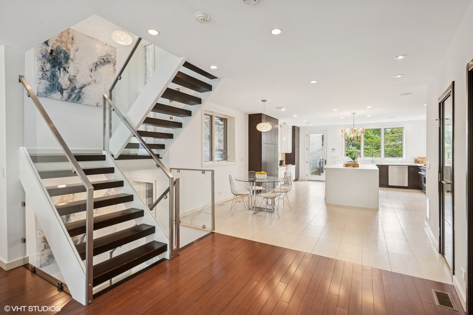 3635 N PAULINA Street