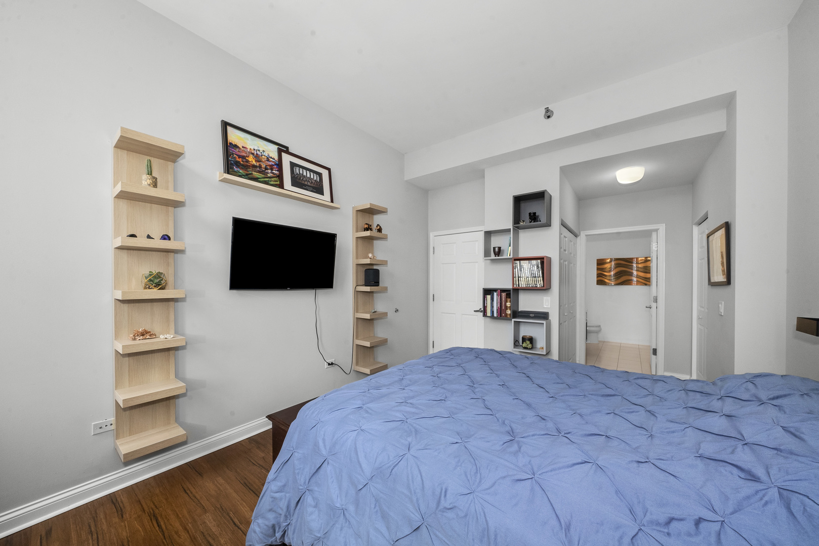8 W MONROE Street Unit: 1704