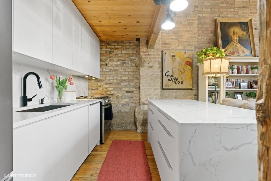 2111 W Churchill Street Unit: 101