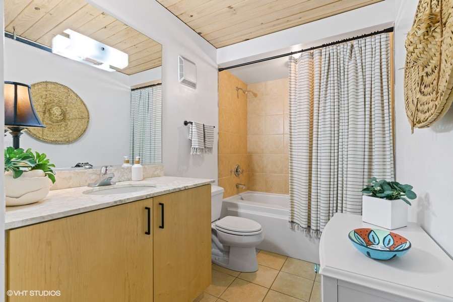 2111 W Churchill Street Unit: 101