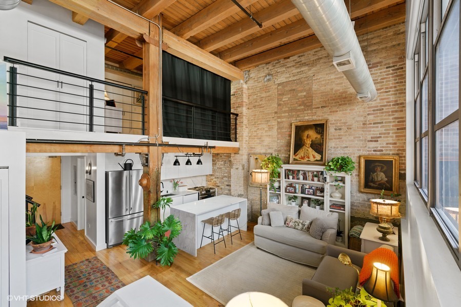 2111 W Churchill Street Unit: 101