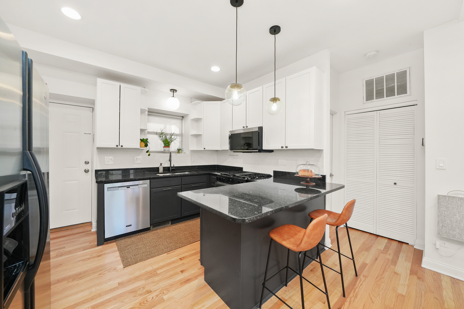 3406 W MEDILL Avenue Unit: 1