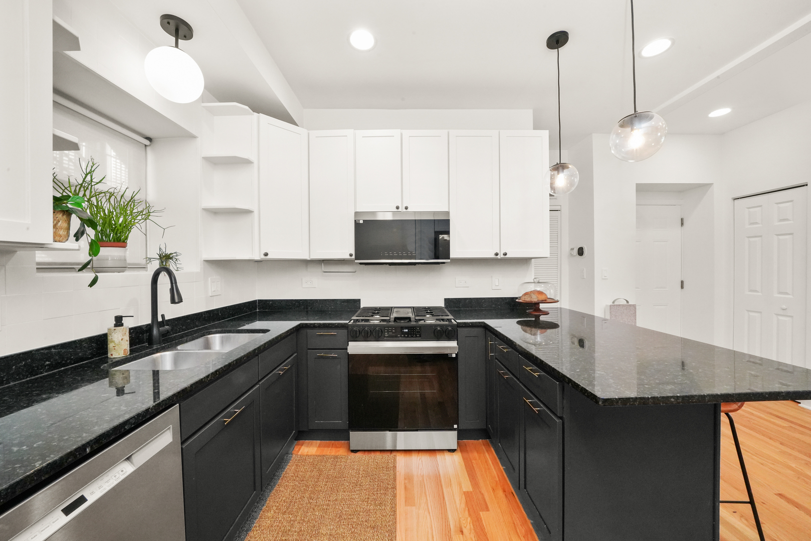 3406 W MEDILL Avenue Unit: 1