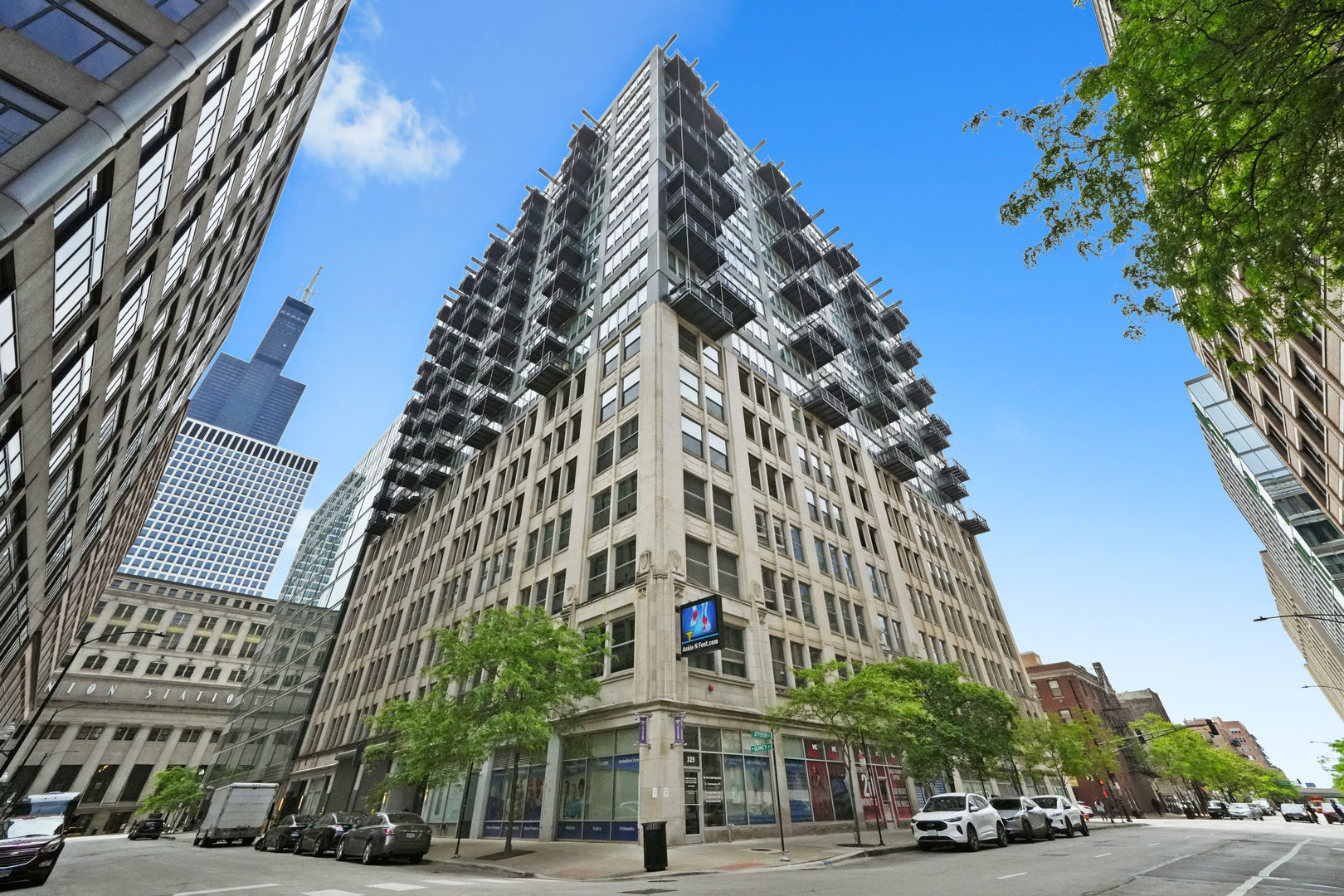 565 W Quincy Street Unit: 1306