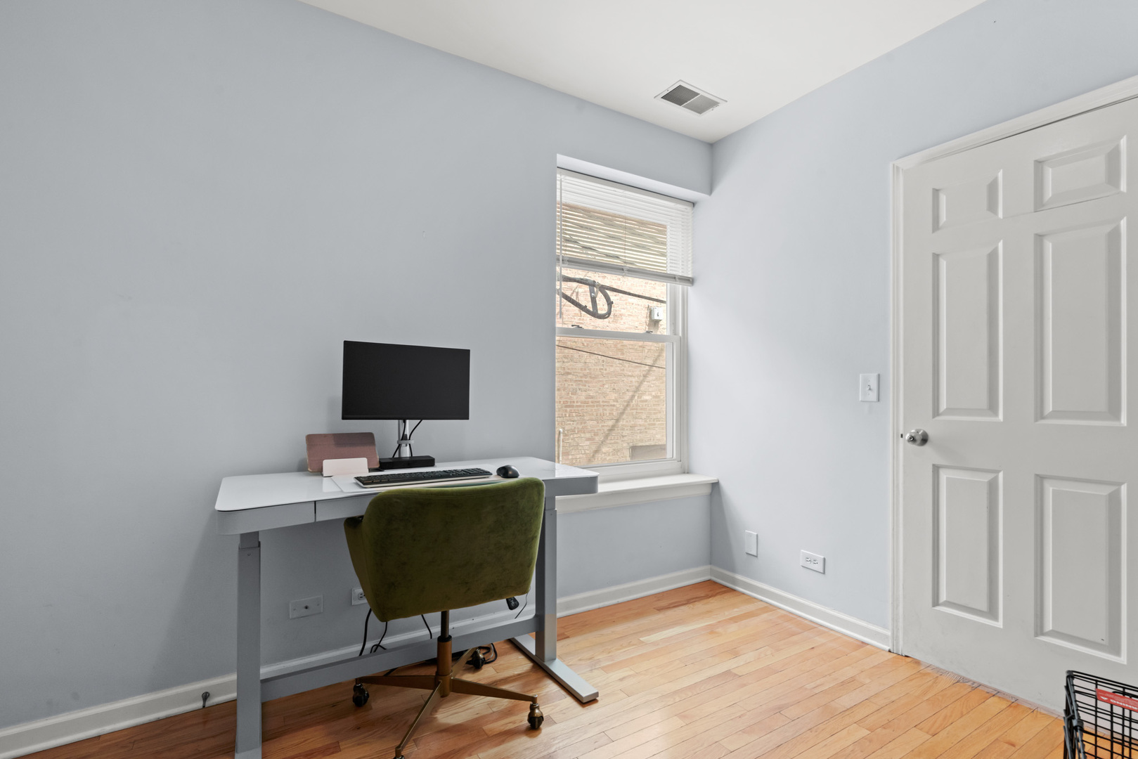 1636 W Melrose Street Unit: 205