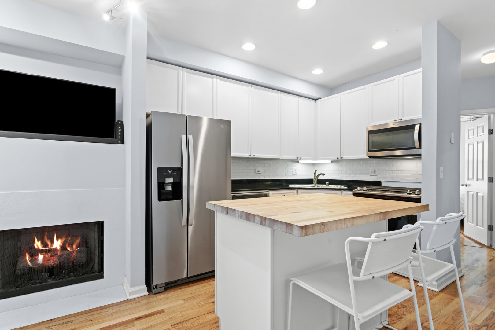 1636 W Melrose Street Unit: 205